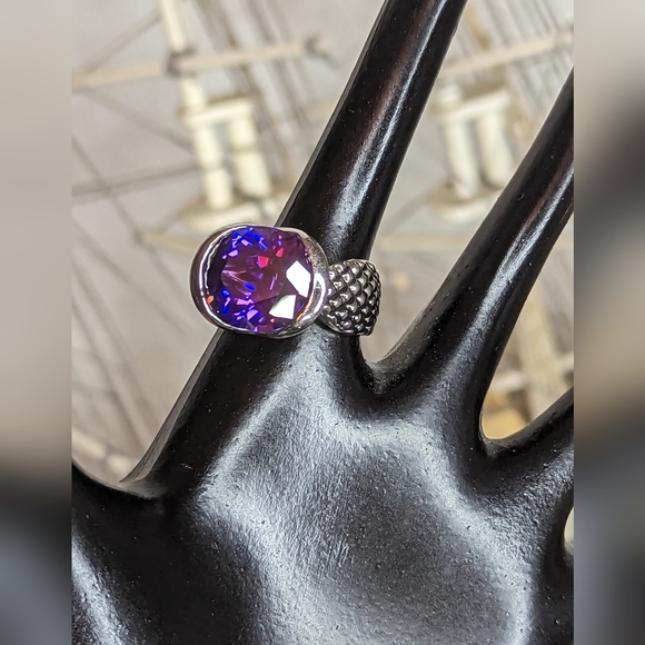 Elegant Purple Gemstone Ring - Picture 3 of 7